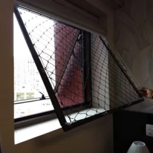 Rede de Proteção em Janela Basculante Rede de proteção instalada em janela basculante de banheiro para segurança de gatos em SP.